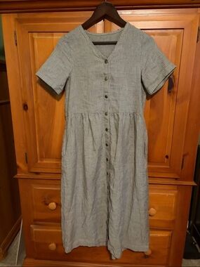 Button-Front Short Sleeve Midi Dress in Light Gray Stripe